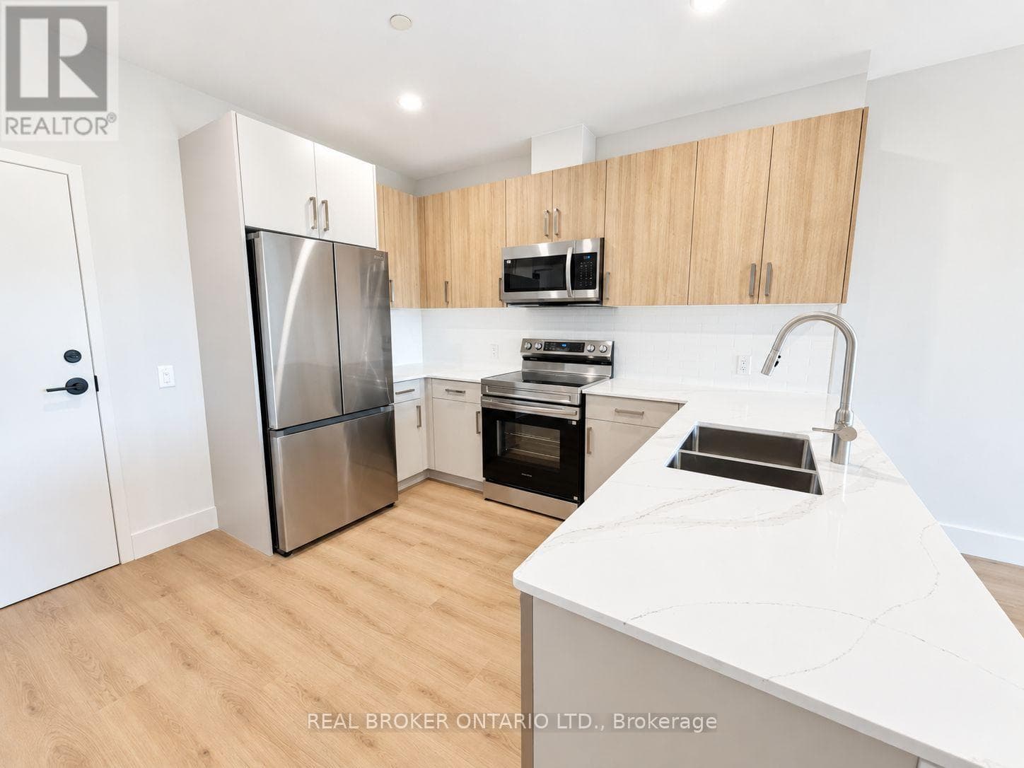 Single Family at 405- 8 Hutt Lane, Thorold (Thorold Downtown), Ontario - Photo 3 - RE/MAX Garden City Realty