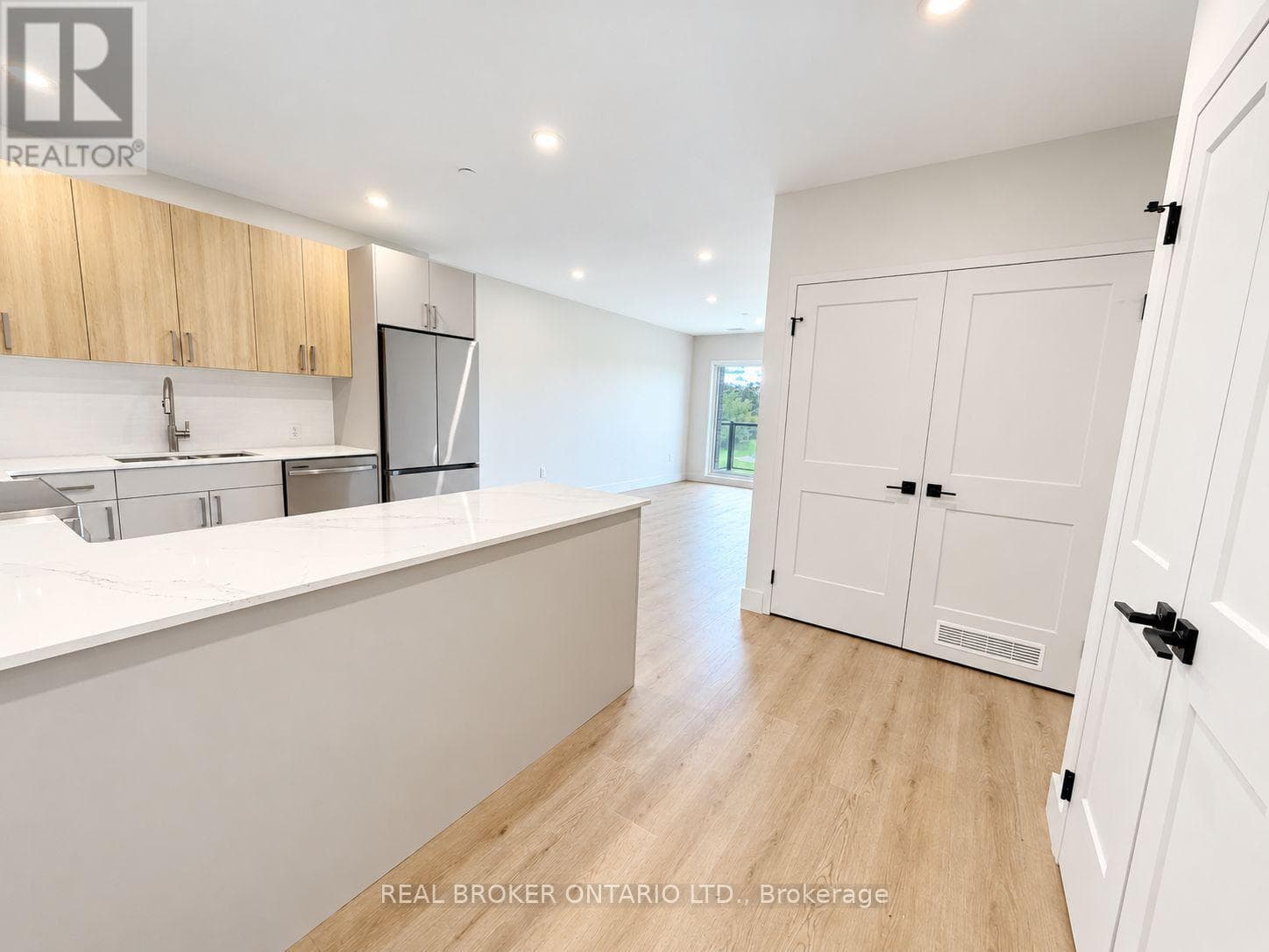 Single Family at 504- 8 Hutt Lane, Thorold (Thorold Downtown), Ontario - Photo 3 - RE/MAX Garden City Realty