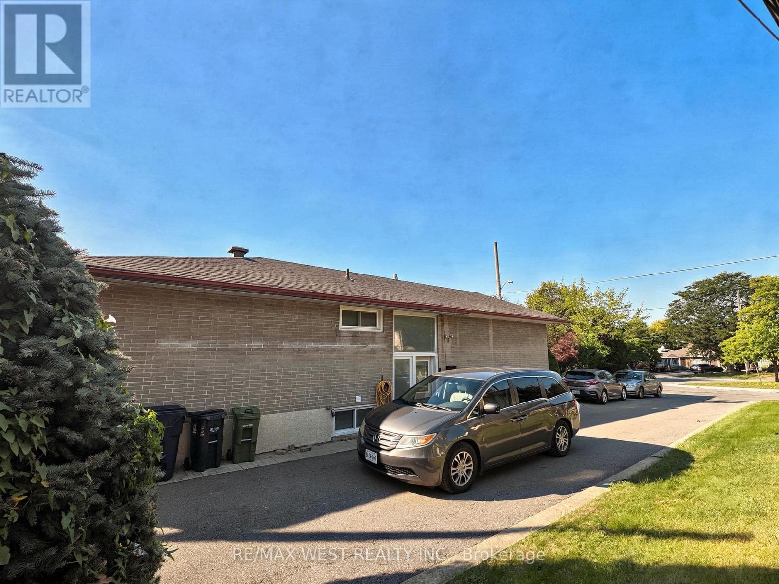 Single Family at 31 Valencia Crescent, Toronto (Maple Leaf), Ontario - Photo 2 - RE/MAX Garden City Realty