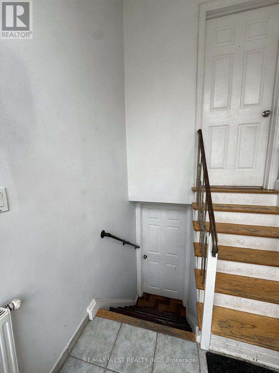 Single Family at 31 Valencia Crescent, Toronto (Maple Leaf), Ontario - Photo 3 - RE/MAX Garden City Realty