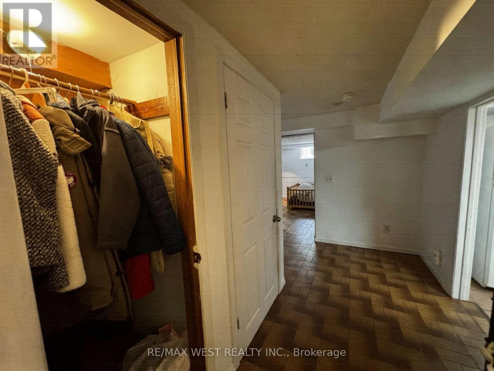 Single Family at 31 Valencia Crescent, Toronto (Maple Leaf), Ontario - Photo 4 - RE/MAX Garden City Realty