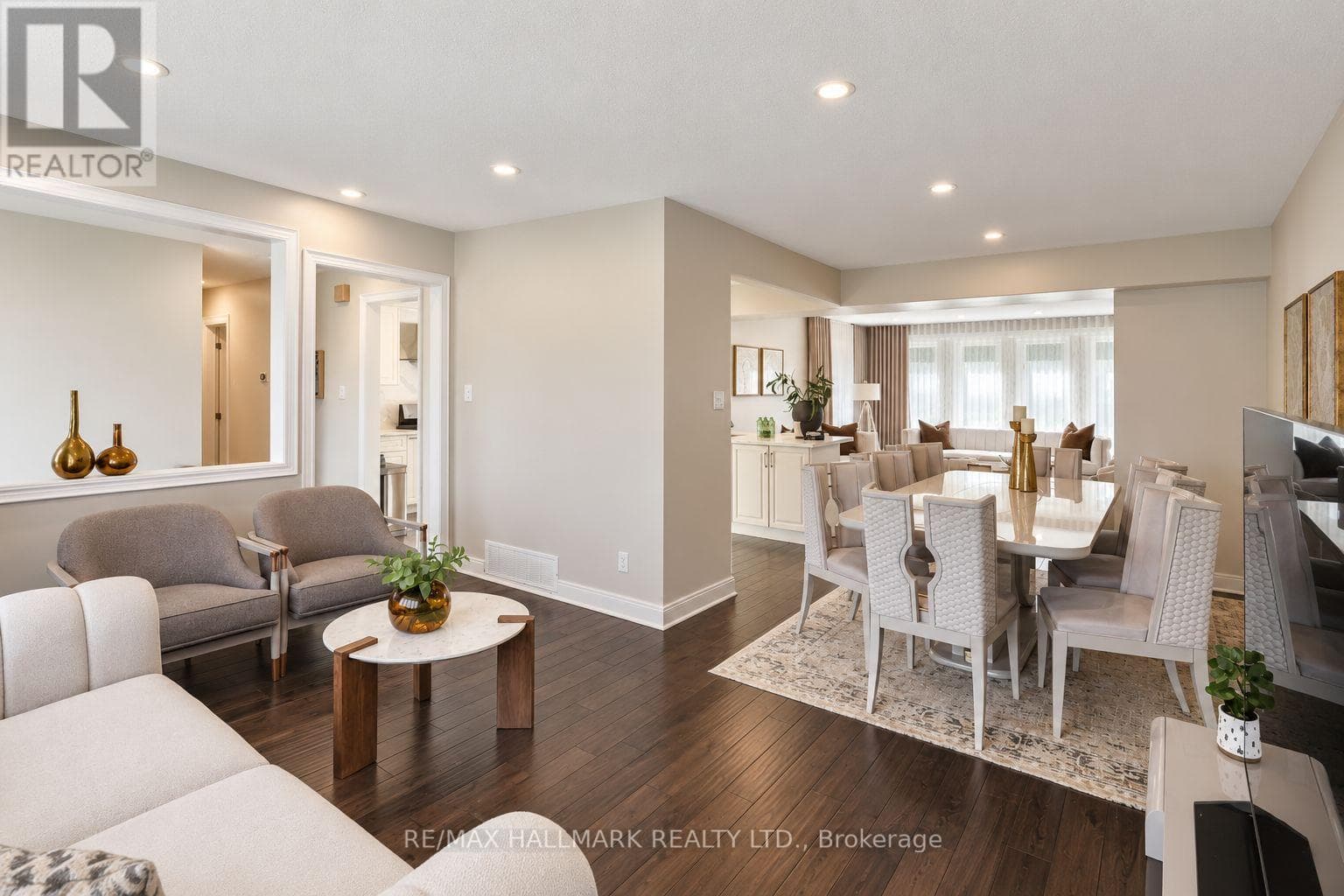 Single Family at 648 Mossbank Court, Newmarket (Huron Heights-Leslie Valley), Ontario - Photo 4 - RE/MAX Garden City Realty