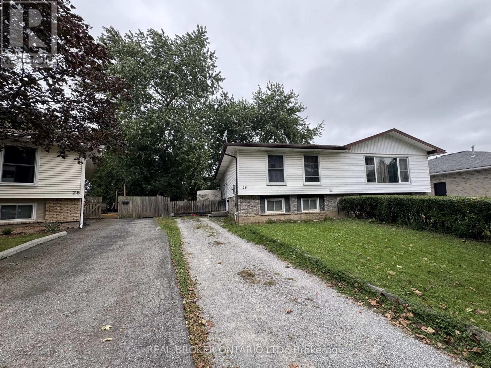 Single Family at 28 Tara Crescent, Thorold (Confederation Heights), Ontario - Photo 2 - RE/MAX Garden City Realty