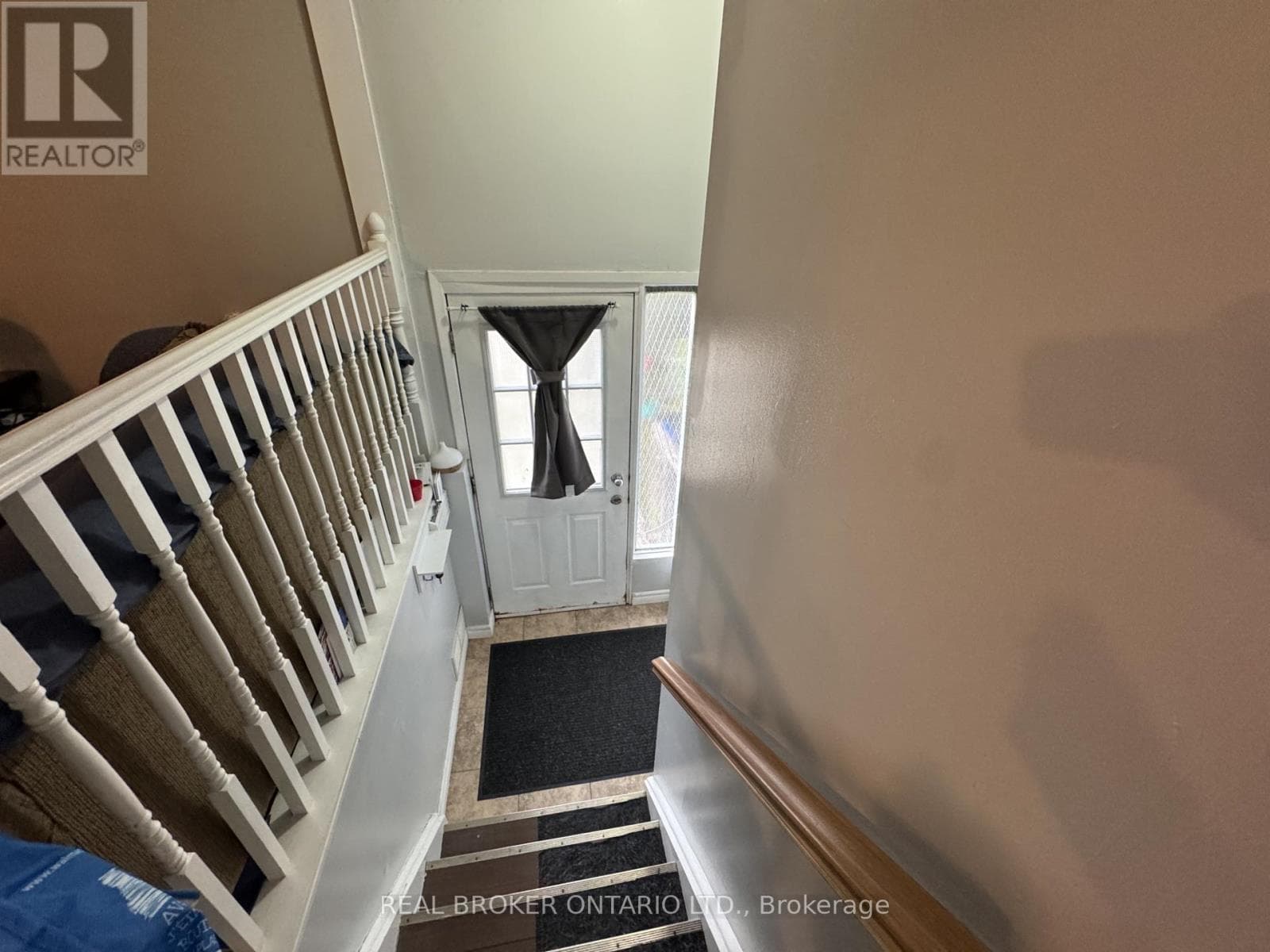 Single Family at 28 Tara Crescent, Thorold (Confederation Heights), Ontario - Photo 3 - RE/MAX Garden City Realty