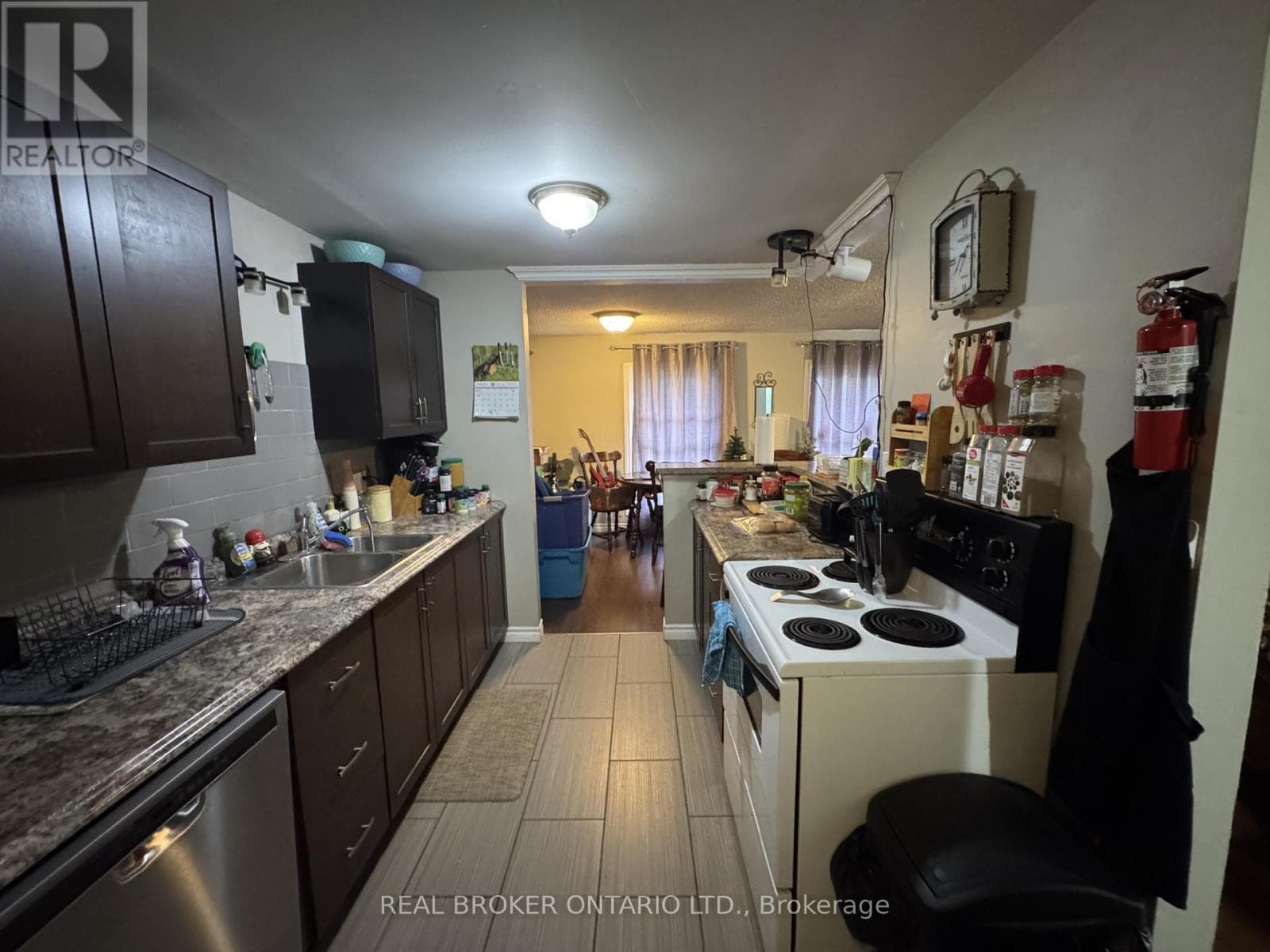 Single Family at 28 Tara Crescent, Thorold (Confederation Heights), Ontario - Photo 7 - RE/MAX Garden City Realty