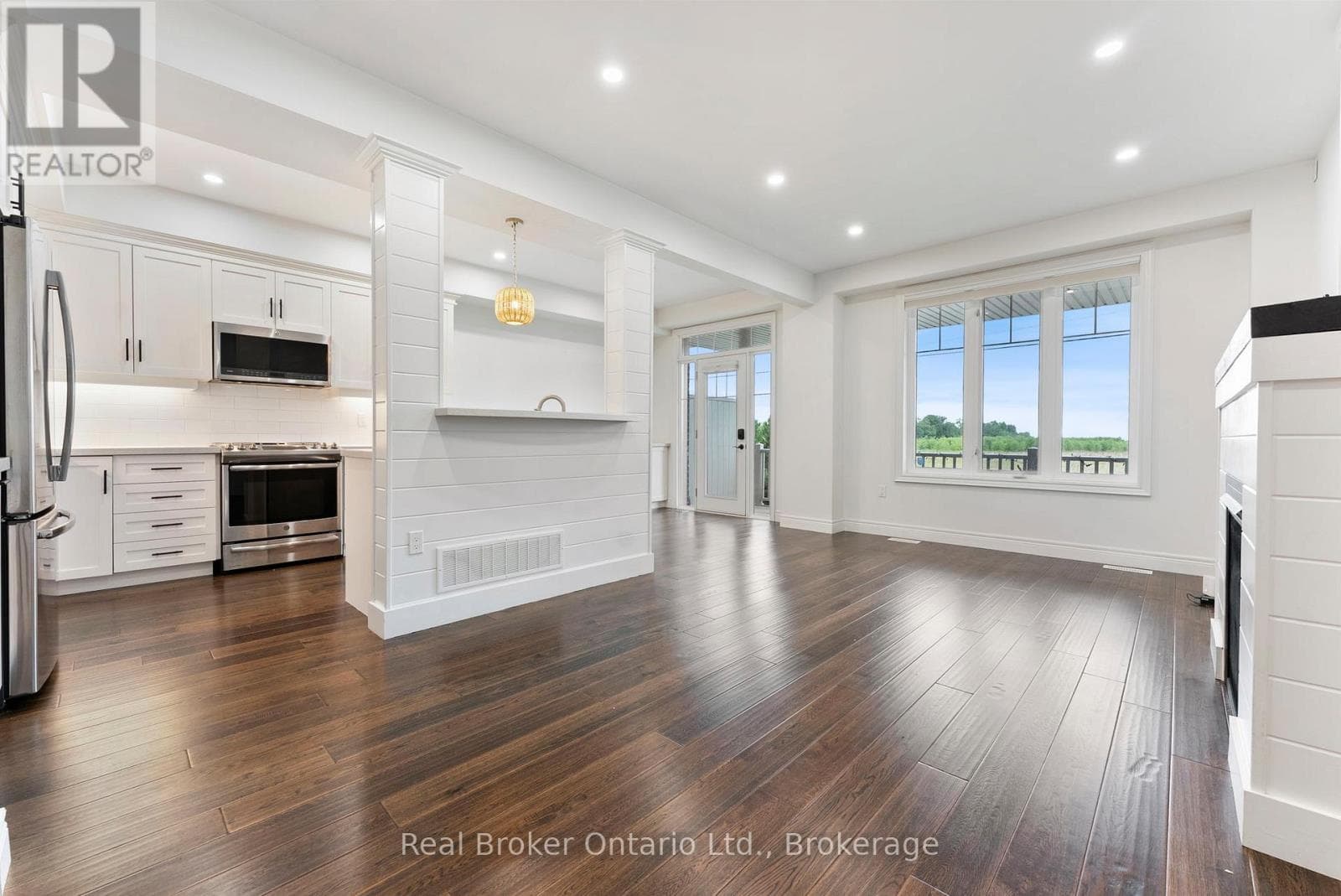 Single Family at 86 Dunrobin Lane, Grimsby (Grimsby Beach), Ontario - Photo 5 - RE/MAX Garden City Realty