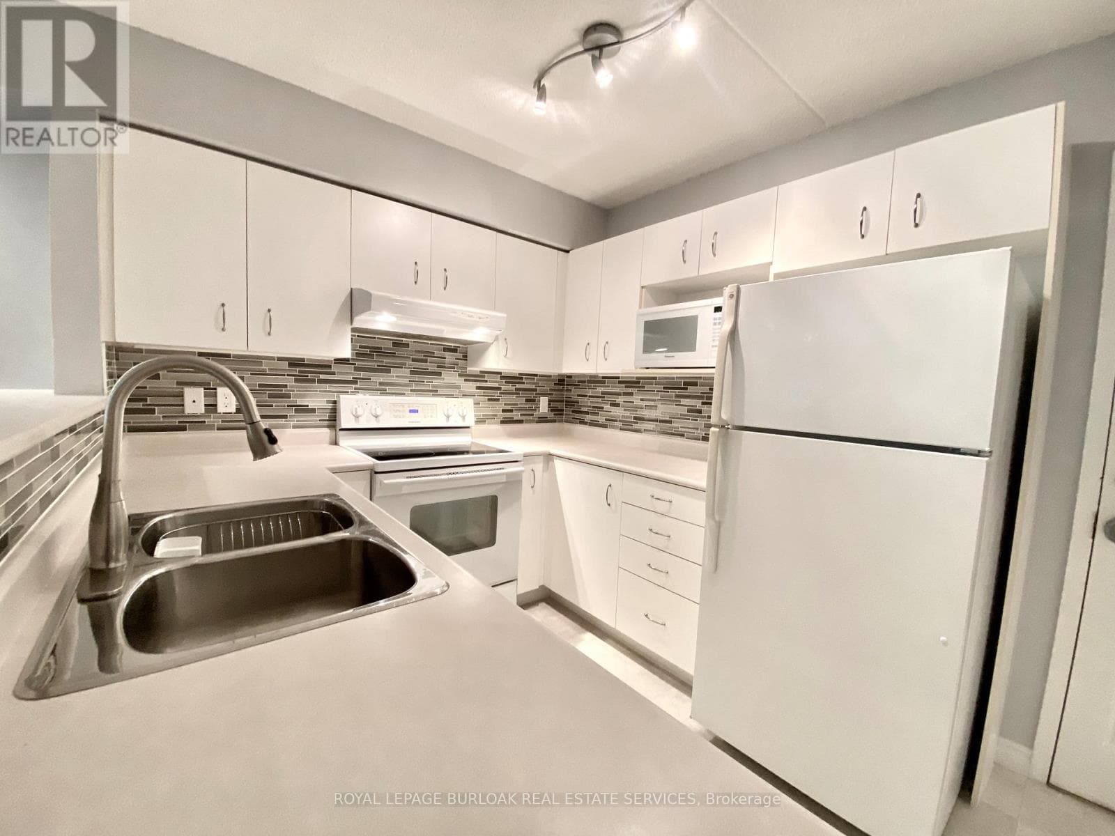 Single Family at 209- 1450 Bishops Gate, Oakville (GA Glen Abbey), Ontario - Photo 7 - RE/MAX Garden City Realty