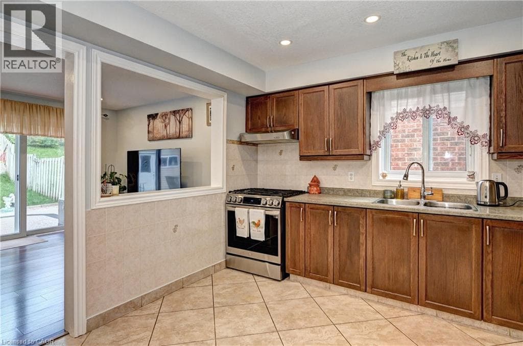Single Family at 447 HIDDEN CREEK Drive, Kitchener, Ontario - Photo 7 - RE/MAX Garden City Realty