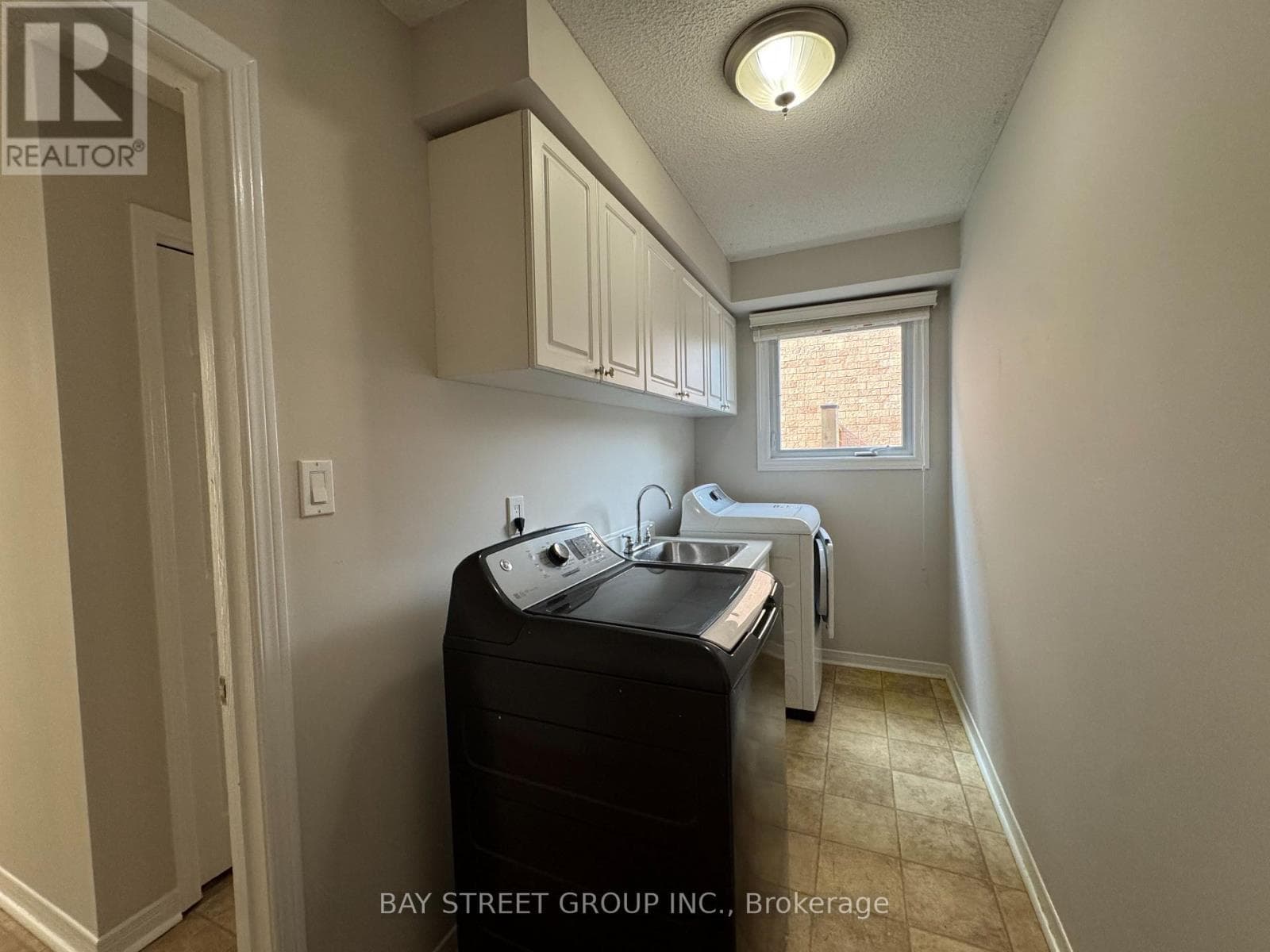 Single Family at 2034 Oxford Avenue, Oakville (RO River Oaks), Ontario - Photo 9 - RE/MAX Garden City Realty