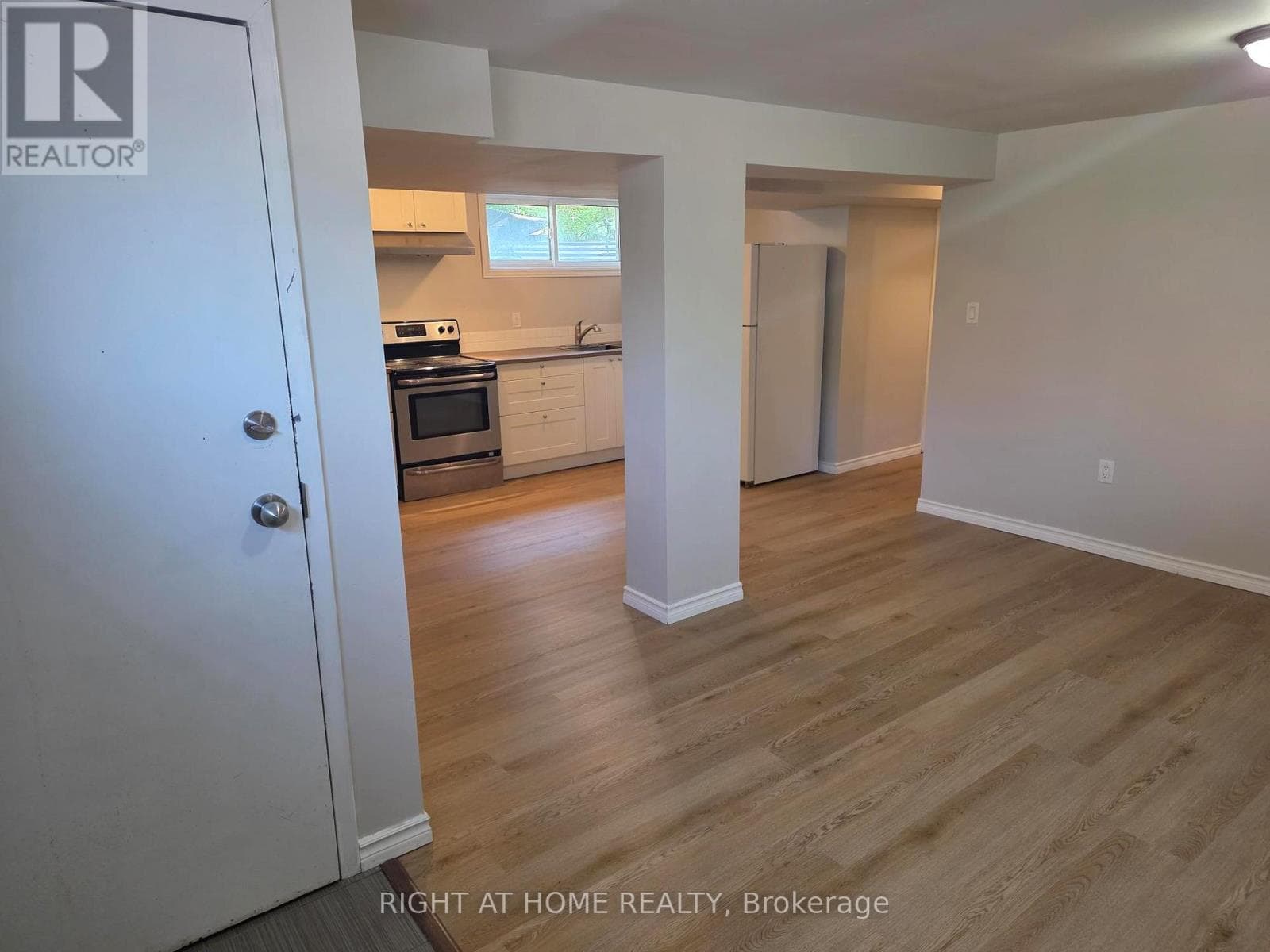 Single Family at Lower- 35 Oak Street, Barrie (Wellington), Ontario - Photo 5 - RE/MAX Garden City Realty
