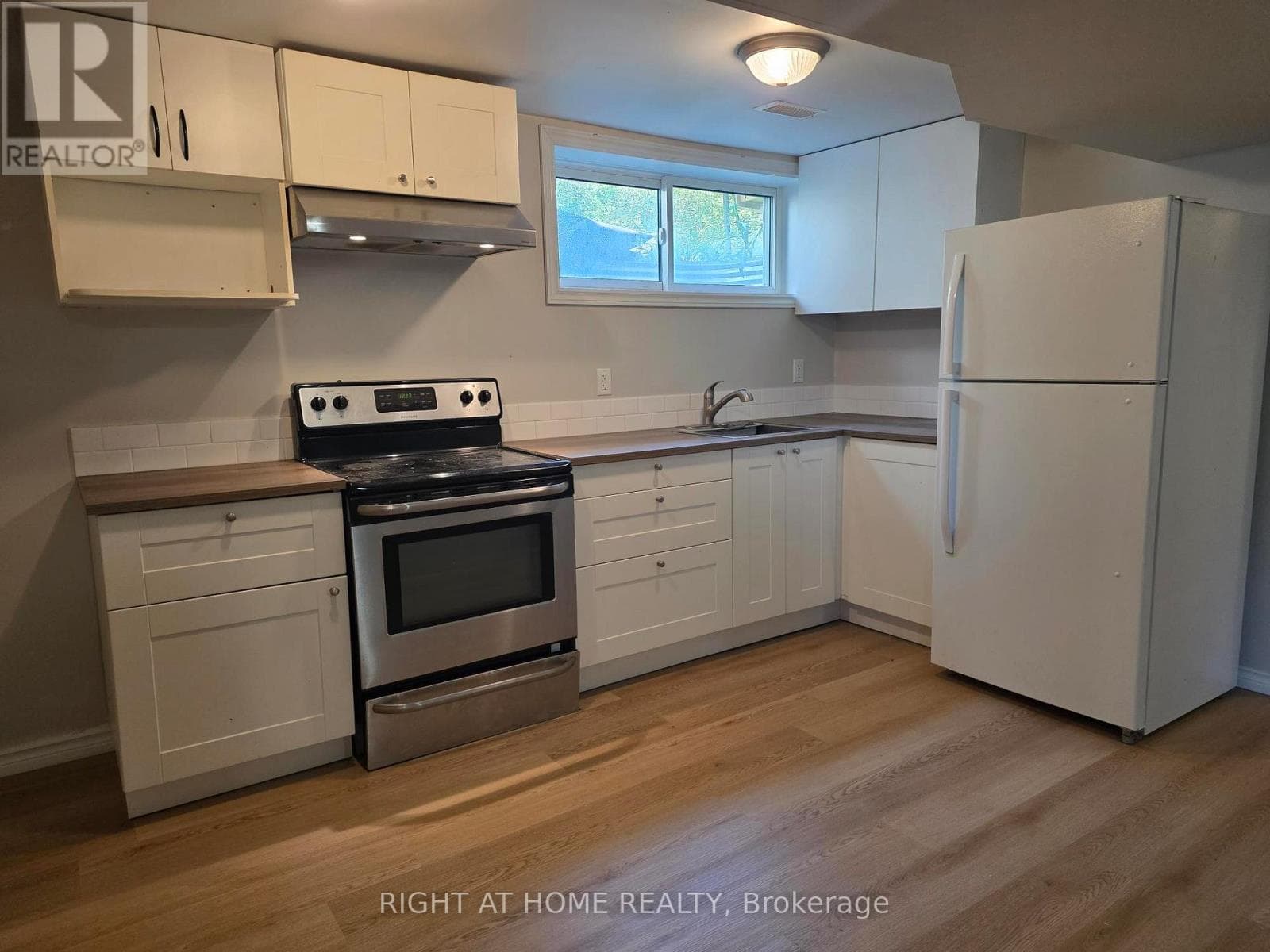 Single Family at Lower- 35 Oak Street, Barrie (Wellington), Ontario - Photo 7 - RE/MAX Garden City Realty