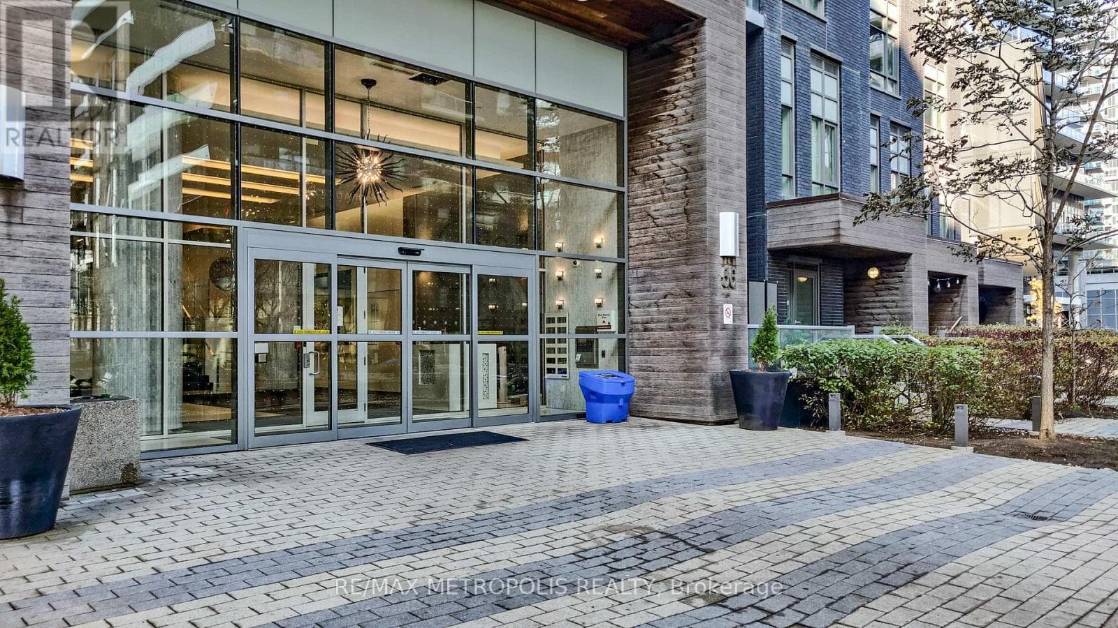 Single Family at 3307- 56 Annie Craig Drive, Toronto (Mimico), Ontario - Photo 6 - RE/MAX Garden City Realty