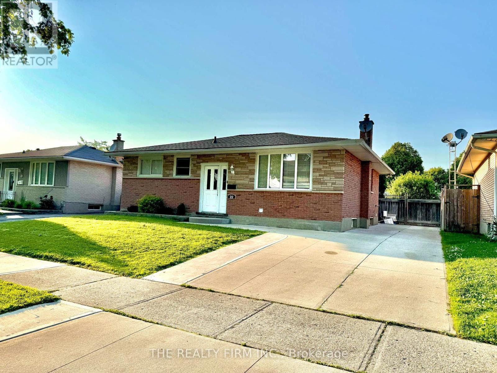Single Family at 22 Archer Crescent, London South (South X), Ontario - Photo 2 - RE/MAX Garden City Realty