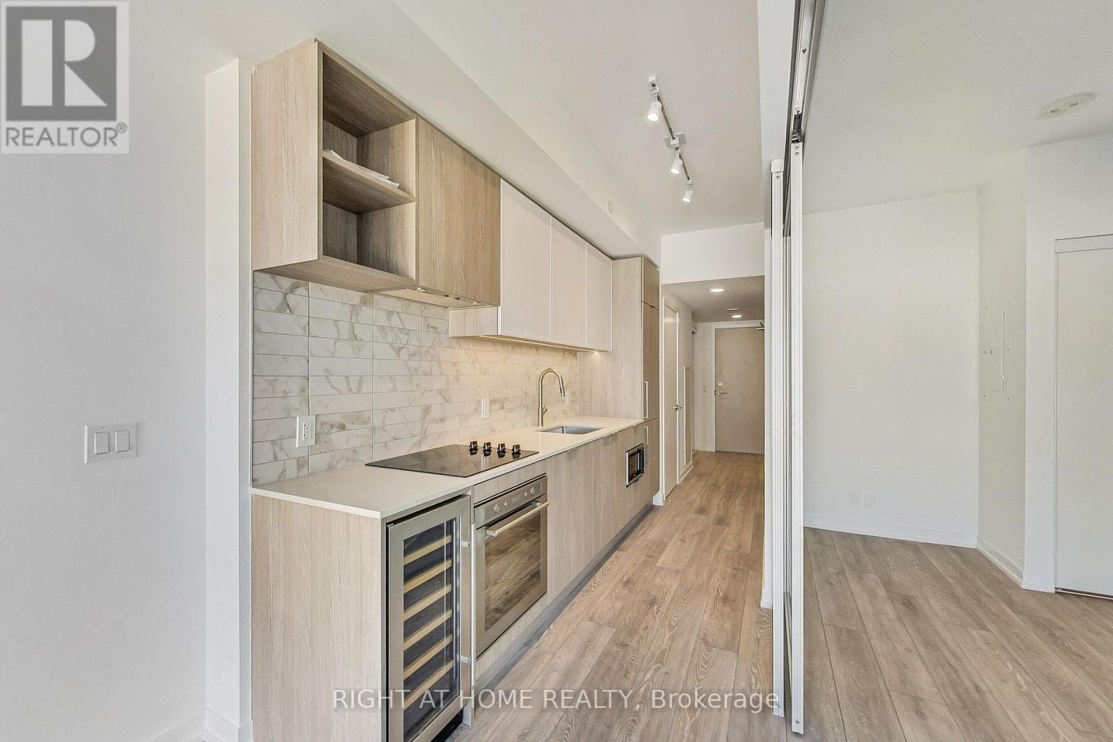 Single Family at 519- 2020 Bathurst Street, Toronto (Humewood-Cedarvale), Ontario - Photo 7 - RE/MAX Garden City Realty