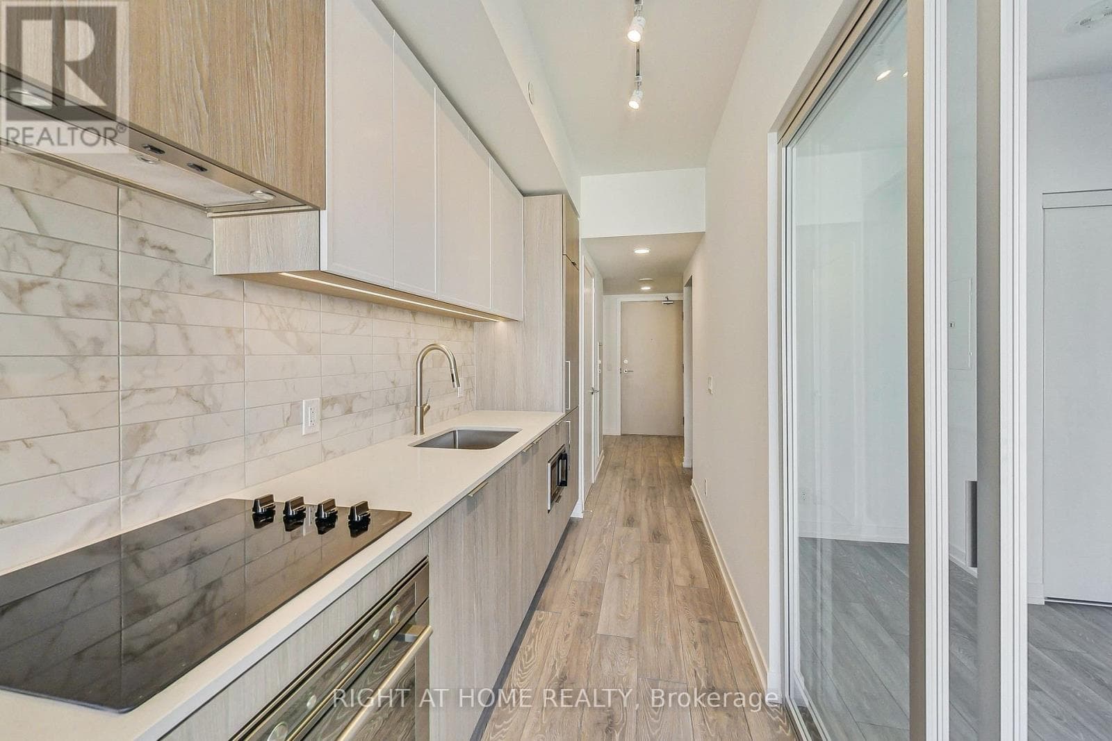Single Family at 519- 2020 Bathurst Street, Toronto (Humewood-Cedarvale), Ontario - Photo 8 - RE/MAX Garden City Realty