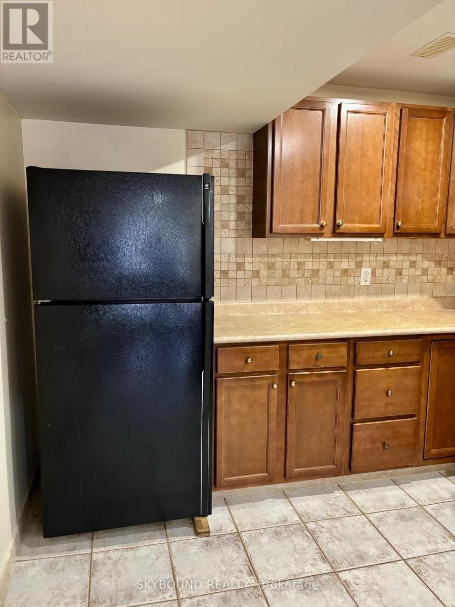 Single Family at Lower unit- 107 Whitchurch Mews, Mississauga (Cooksville), Ontario - Photo 6 - RE/MAX Garden City Realty