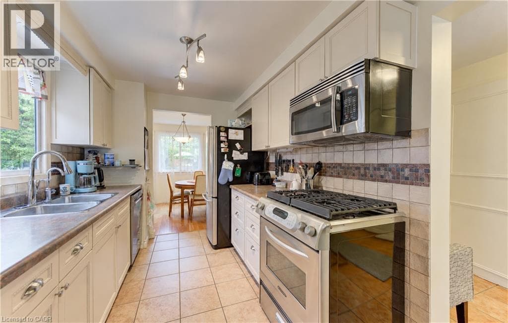 Single Family at 253 NEWPORT Place, Waterloo, Ontario - Photo 10 - RE/MAX Garden City Realty