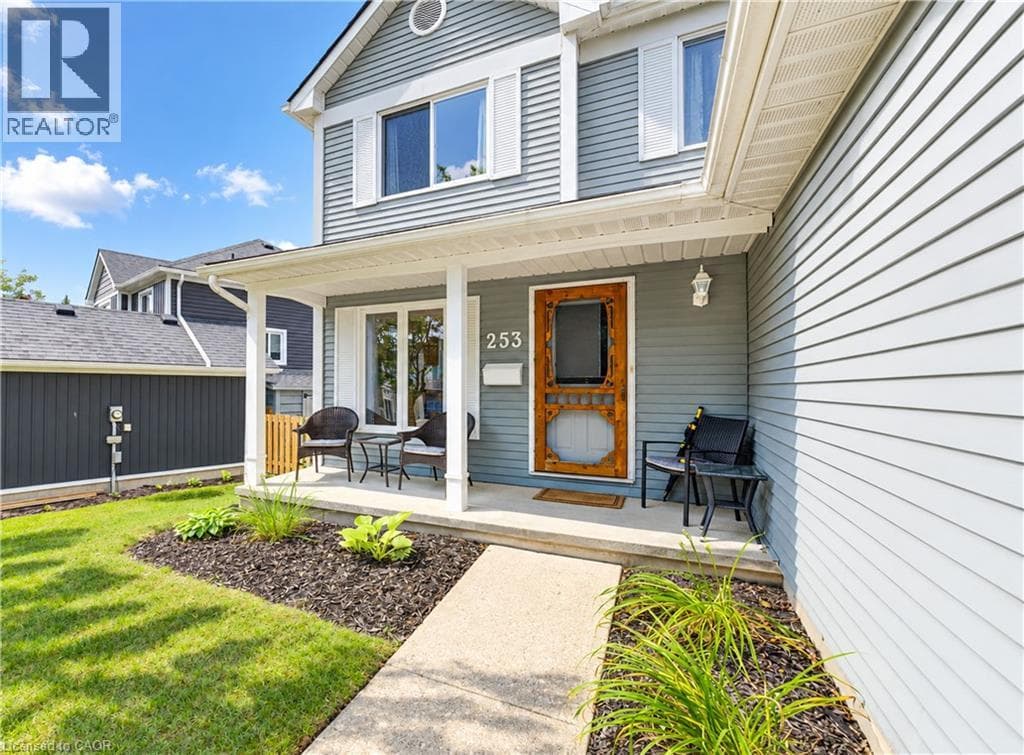 Single Family at 253 NEWPORT Place, Waterloo, Ontario - Photo 4 - RE/MAX Garden City Realty