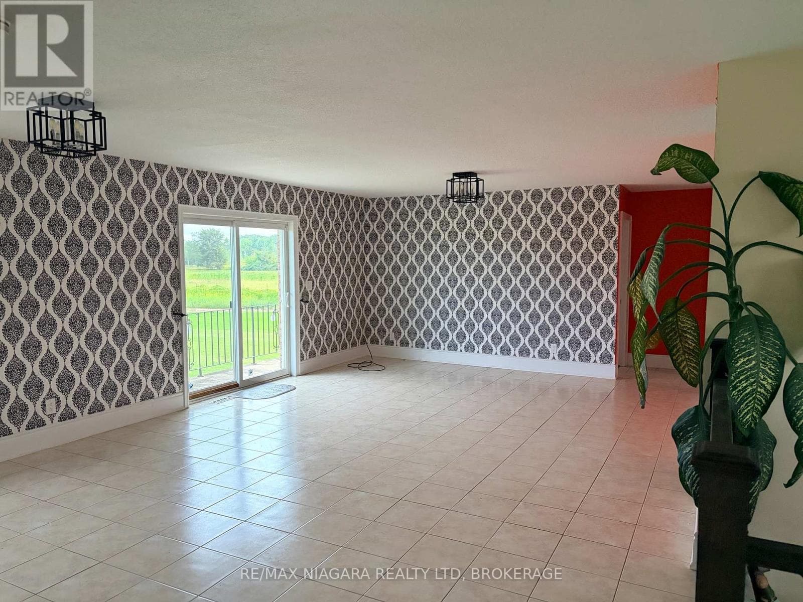 Single Family at Upper- 1010 FOSS Road, Pelham (Fenwick), Ontario - Photo 5 - RE/MAX Garden City Realty