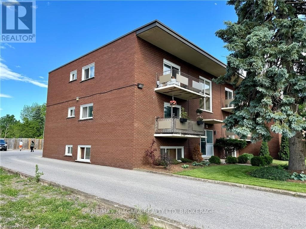 Single Family at 7- 286 VINE Street, St. Catharines (Carlton/Bunting), Ontario - Photo 2 - RE/MAX Garden City Realty