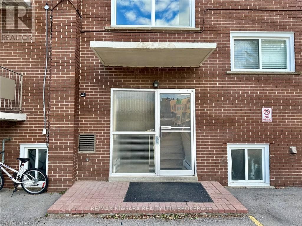 Single Family at 7- 286 VINE Street, St. Catharines (Carlton/Bunting), Ontario - Photo 4 - RE/MAX Garden City Realty