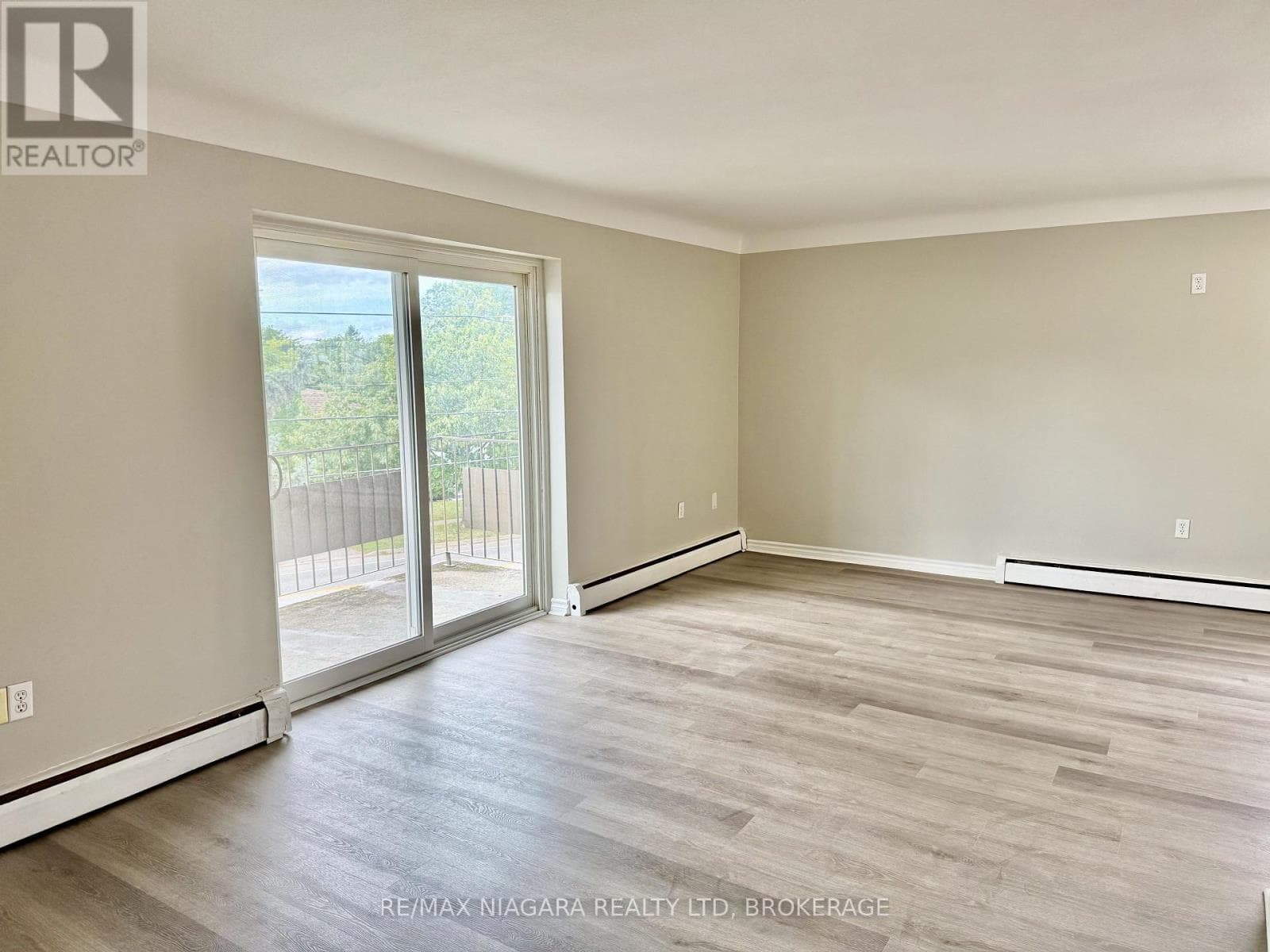 Single Family at 7- 286 VINE Street, St. Catharines (Carlton/Bunting), Ontario - Photo 6 - RE/MAX Garden City Realty