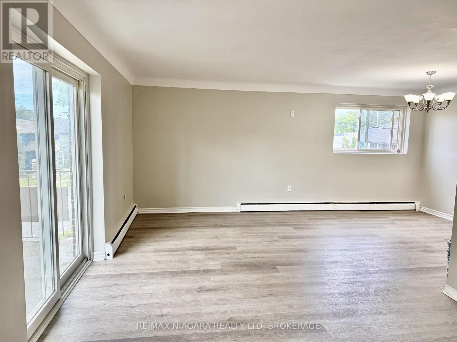Single Family at 7- 286 VINE Street, St. Catharines (Carlton/Bunting), Ontario - Photo 8 - RE/MAX Garden City Realty