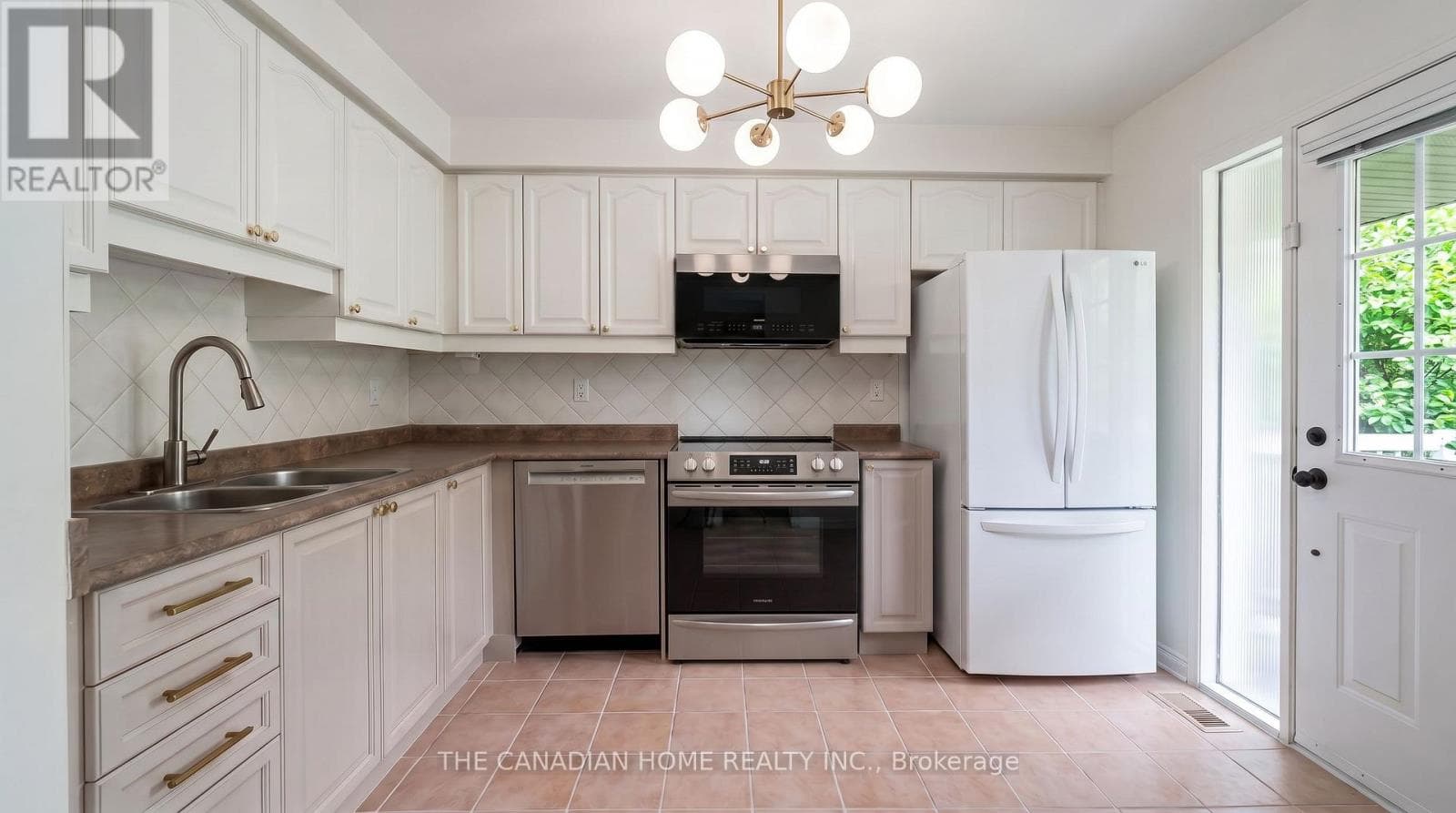 Single Family at 98- 833 Scollard Court, Mississauga (East Credit), Ontario - Photo 8 - RE/MAX Garden City Realty