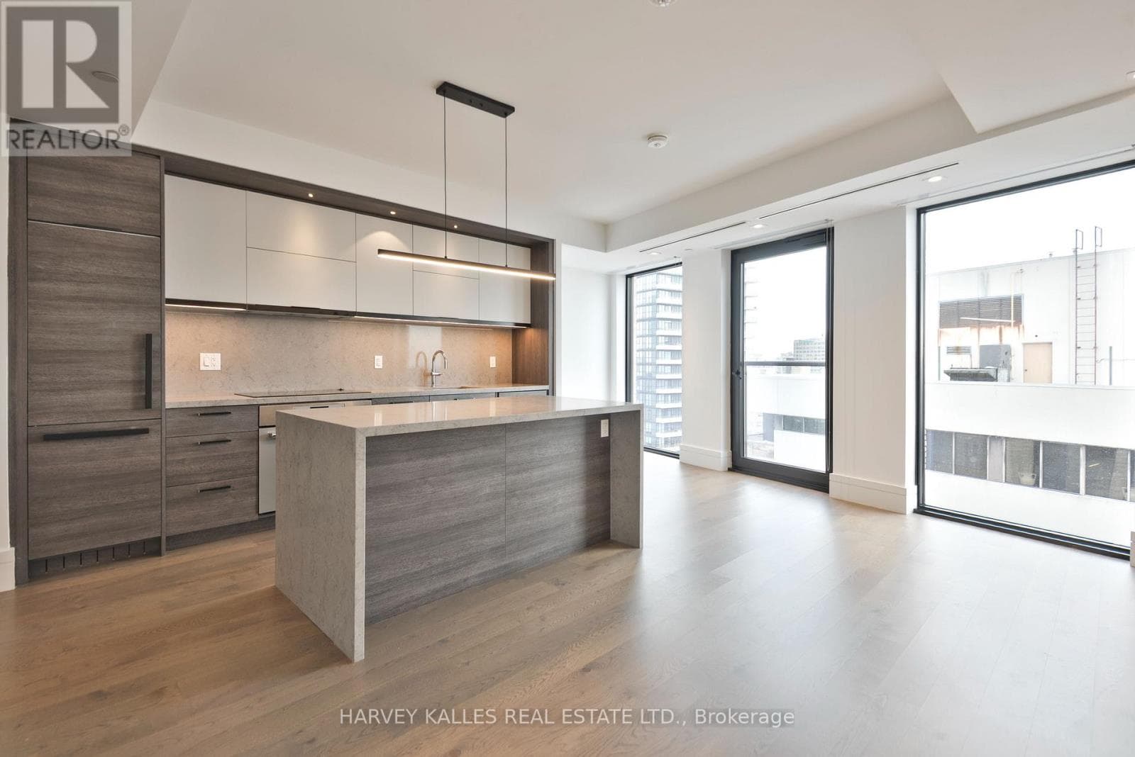 1508- 215 Lonsdale Road