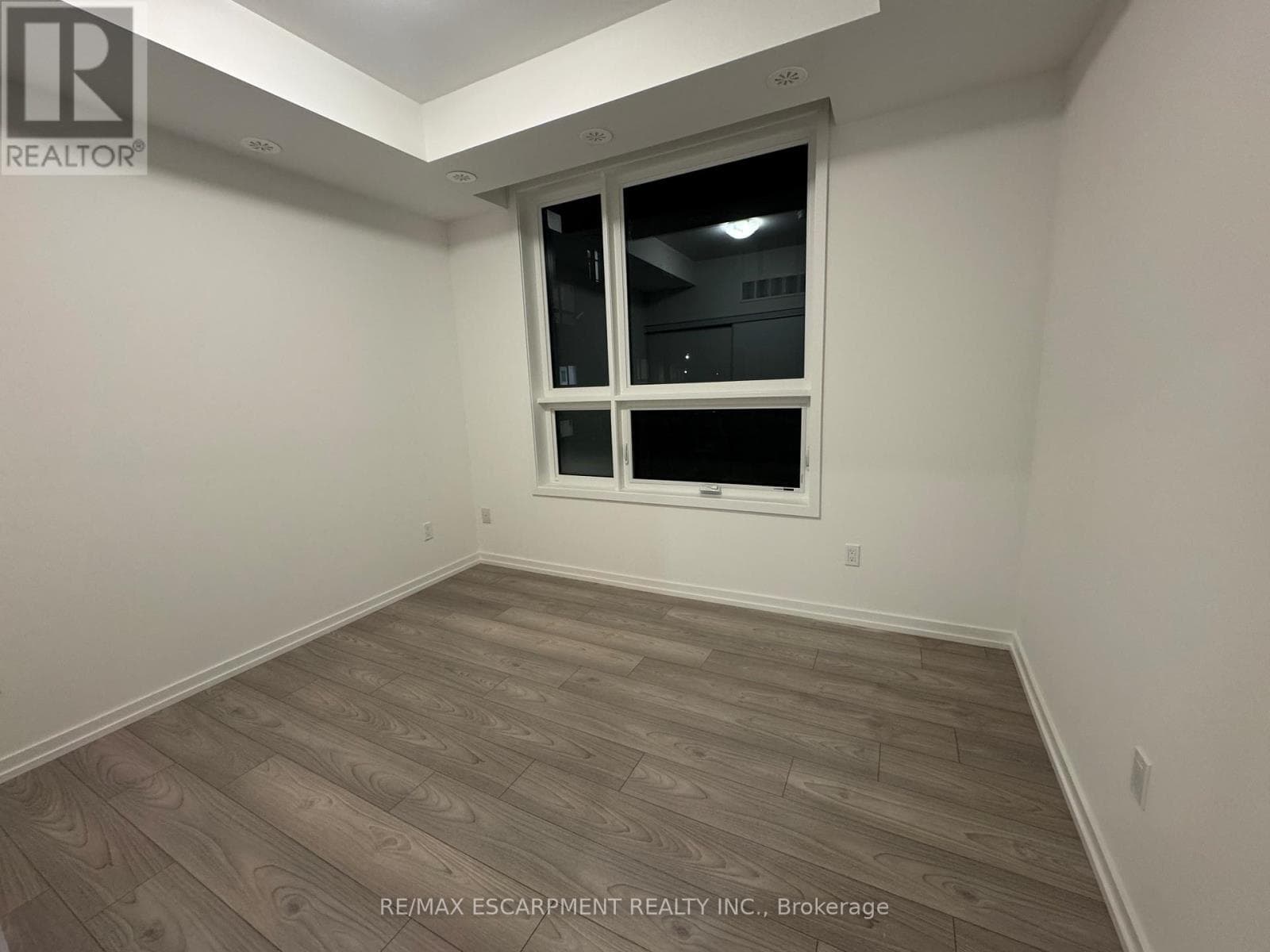 Single Family at 27- 17 Lytham Green Circle, Newmarket (Glenway Estates), Ontario - Photo 6 - RE/MAX Garden City Realty