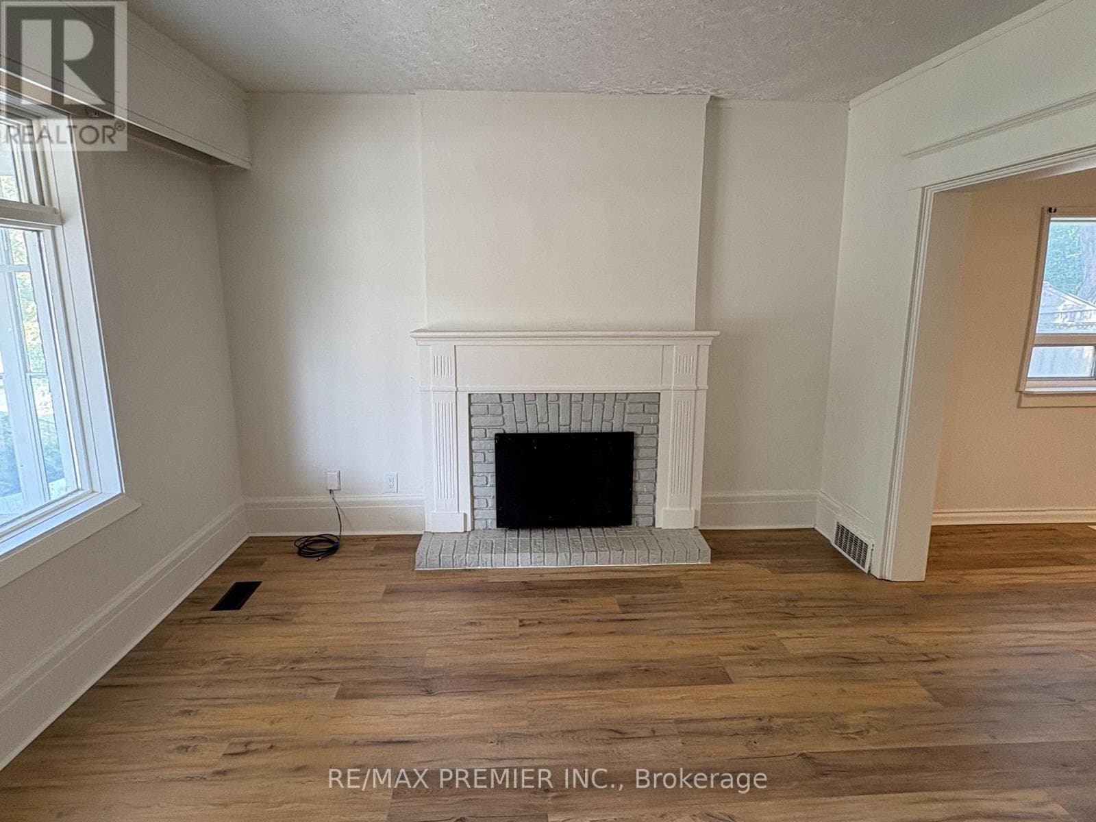 Single Family at 33 Royal York Road, Toronto (Mimico), Ontario - Photo 5 - RE/MAX Garden City Realty