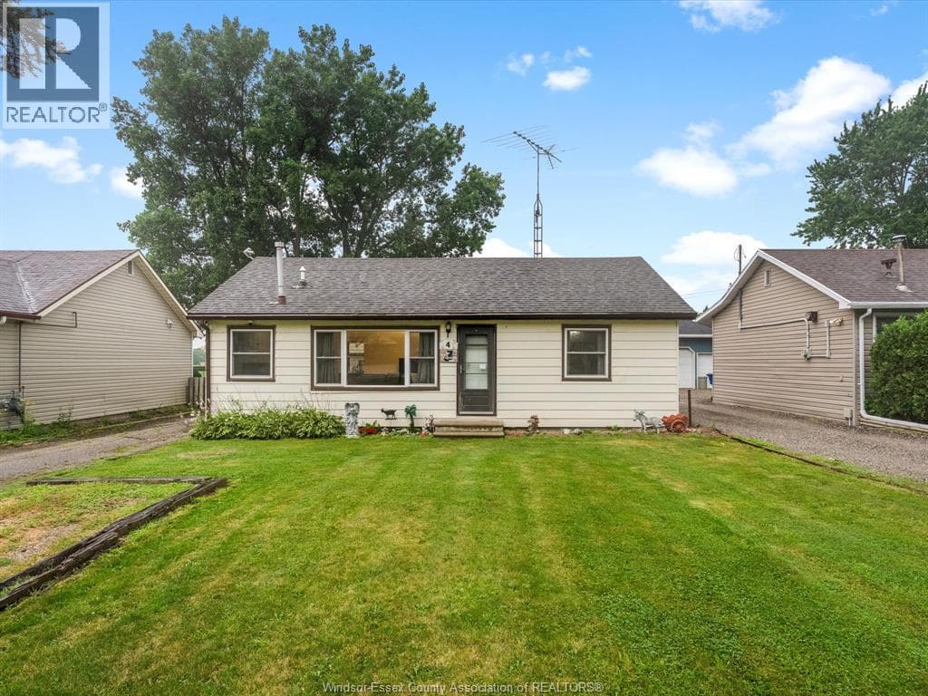 Single Family at 4 Standaert Road, Chatham-Kent, Ontario - Photo 2 - RE/MAX Garden City Realty