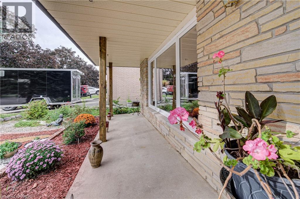 Single Family at 650 PINERIDGE Road, Waterloo, Ontario - Photo 4 - RE/MAX Garden City Realty