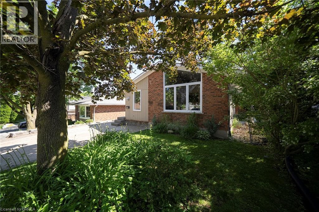 Single Family at 17 FLYNN Avenue, Cambridge, Ontario - Photo 4 - RE/MAX Garden City Realty