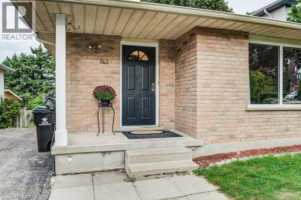 Single Family at 143 SUNRISE Place, Kitchener, Ontario - Photo 4 - RE/MAX Garden City Realty