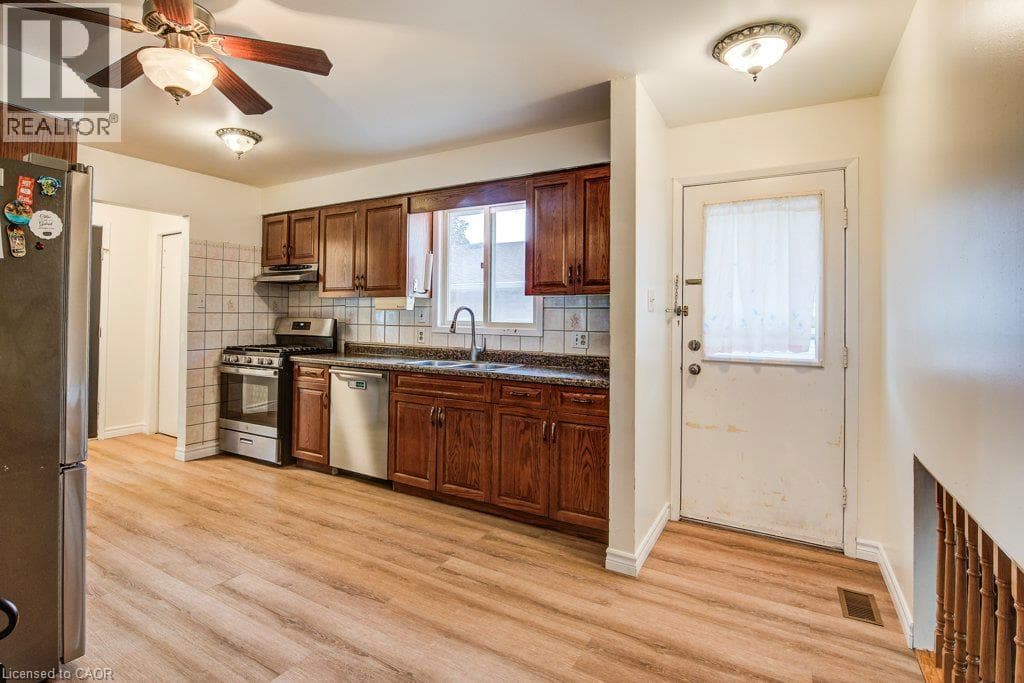Single Family at 143 SUNRISE Place, Kitchener, Ontario - Photo 9 - RE/MAX Garden City Realty