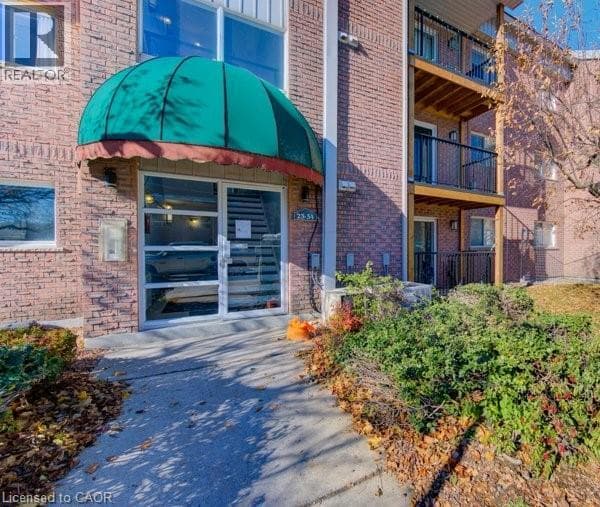 Single Family at 27- 3085 KINGSWAY Drive, Kitchener, Ontario - Photo 3 - RE/MAX Garden City Realty