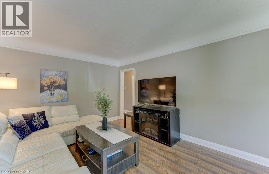 Single Family at 21 WAVERLY Road, Kitchener, Ontario - Photo 5 - RE/MAX Garden City Realty