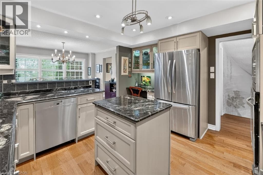 Single Family at 32- 5 CARN CASTLE Gate, St. Catharines, Ontario - Photo 6 - RE/MAX Garden City Realty