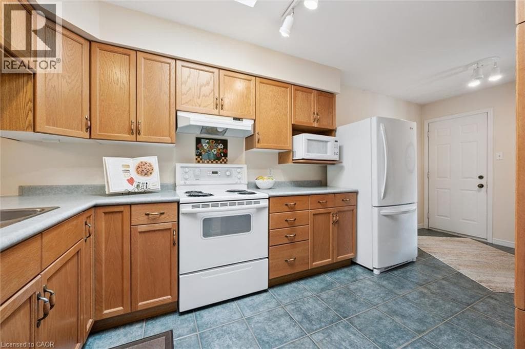 Single Family at 658 ELLESMERE Court, Waterloo, Ontario - Photo 7 - RE/MAX Garden City Realty