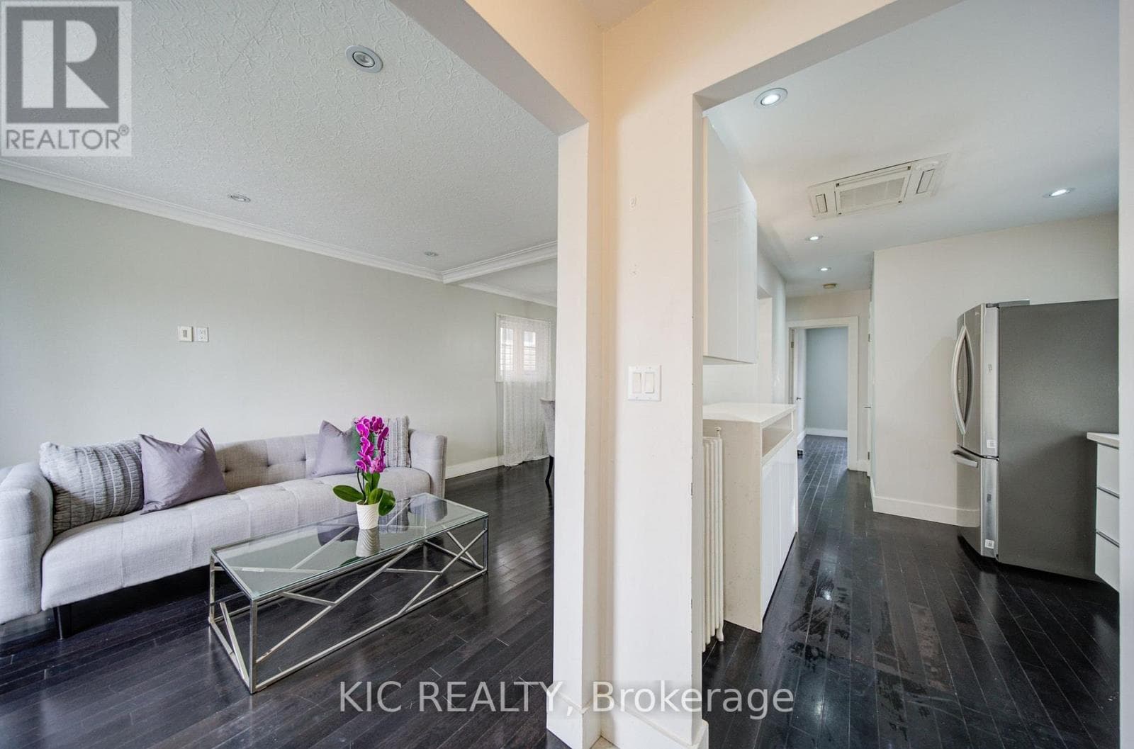 35 Montcalm Avenue