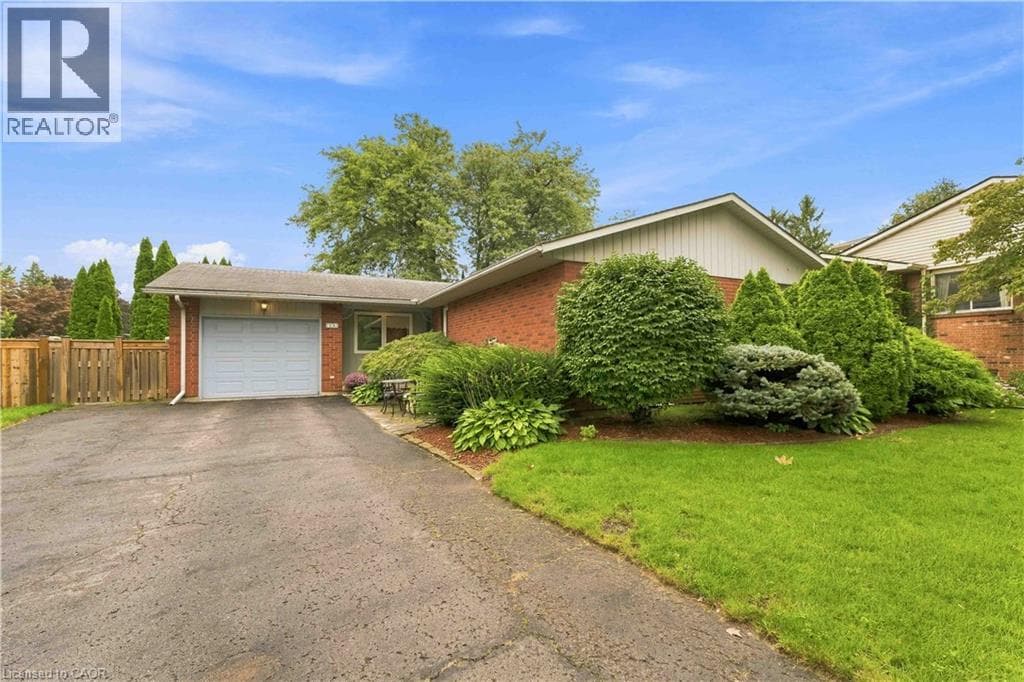 Single Family at 38 DRIFTWOOD Court, Grimsby, Ontario - Photo 4 - RE/MAX Garden City Realty