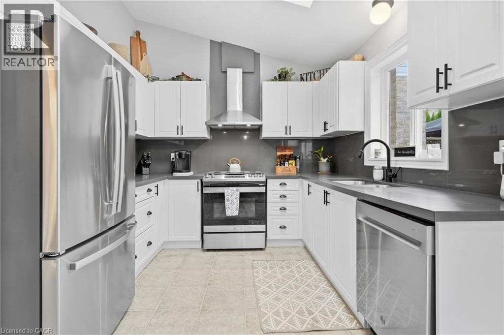 Single Family at 14 KENYON Crescent, Grimsby, Ontario - Photo 9 - RE/MAX Garden City Realty