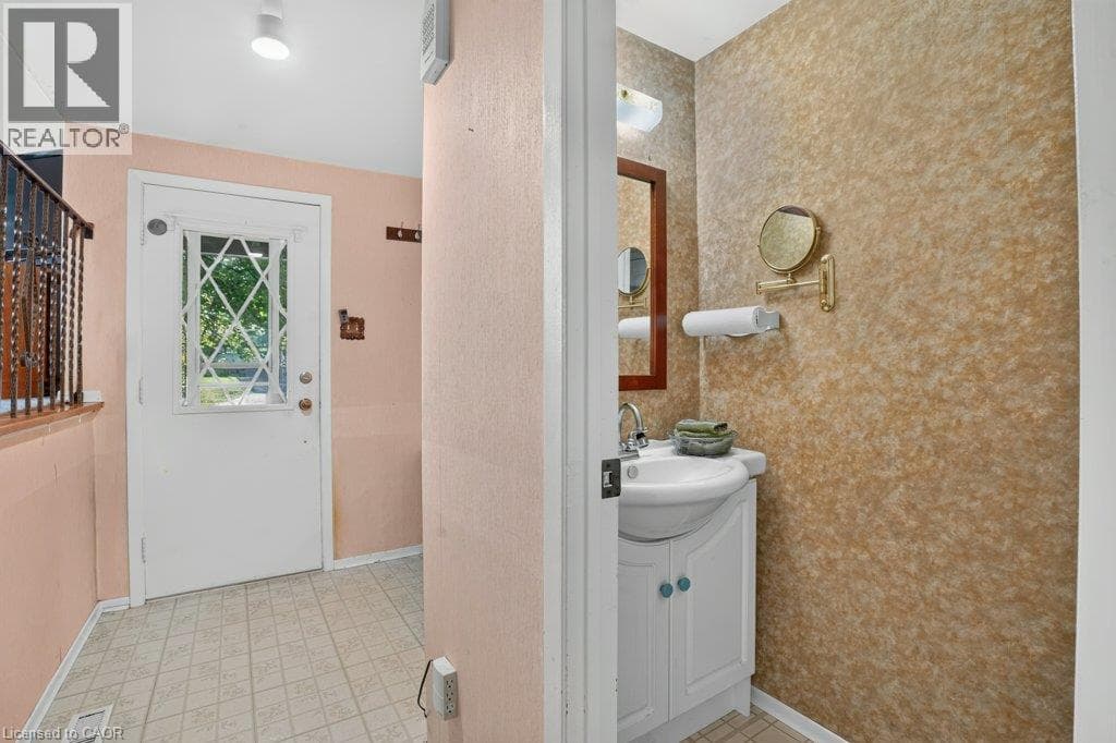 Single Family at 34 GLEN PARK Crescent, Kitchener, Ontario - Photo 6 - RE/MAX Garden City Realty