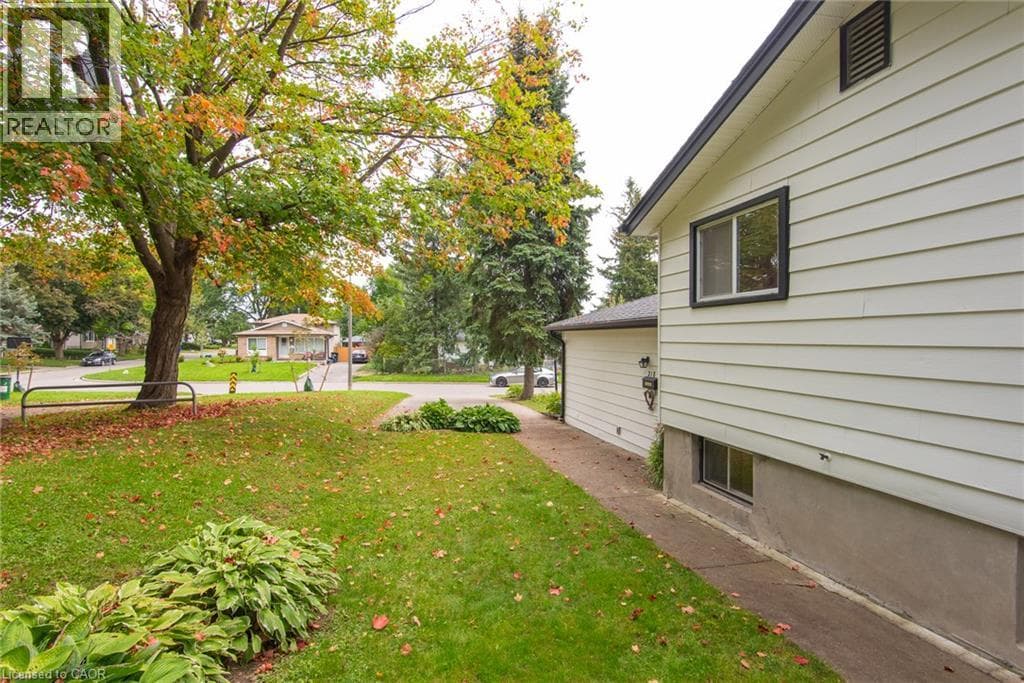 Single Family at 218 PINEDALE Drive, Kitchener, Ontario - Photo 6 - RE/MAX Garden City Realty