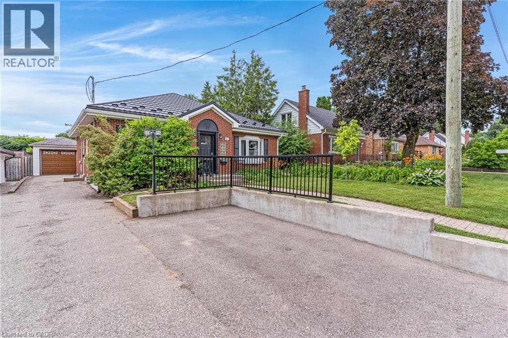 Single Family at 805 ROCKWAY Drive, Kitchener, Ontario - Photo 3 - RE/MAX Garden City Realty