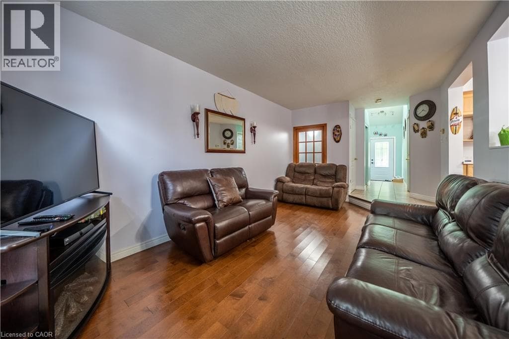 Single Family at 237 GREY FOX Drive, Kitchener, Ontario - Photo 8 - RE/MAX Garden City Realty
