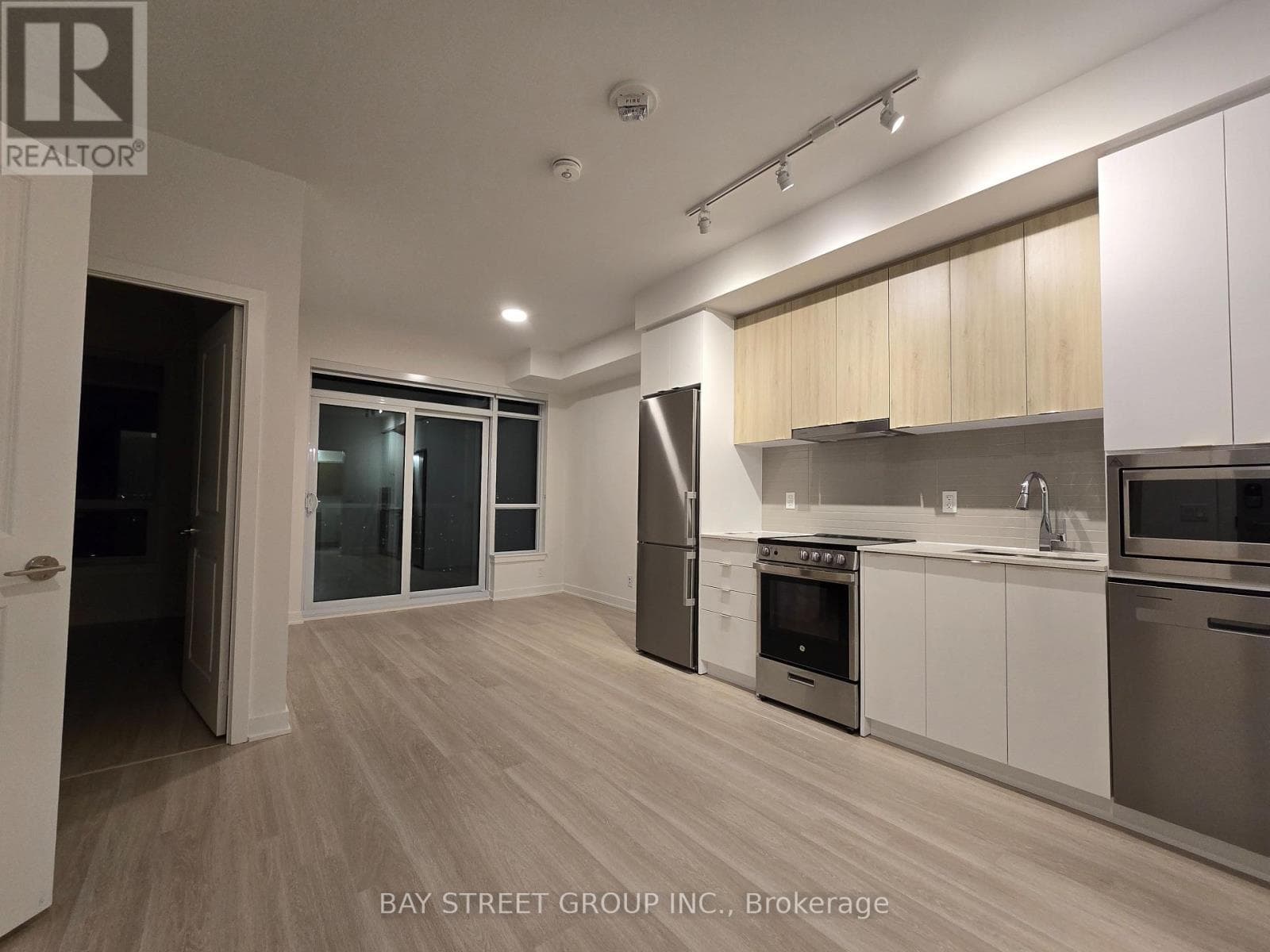 1806- 50 Upper Mall Way