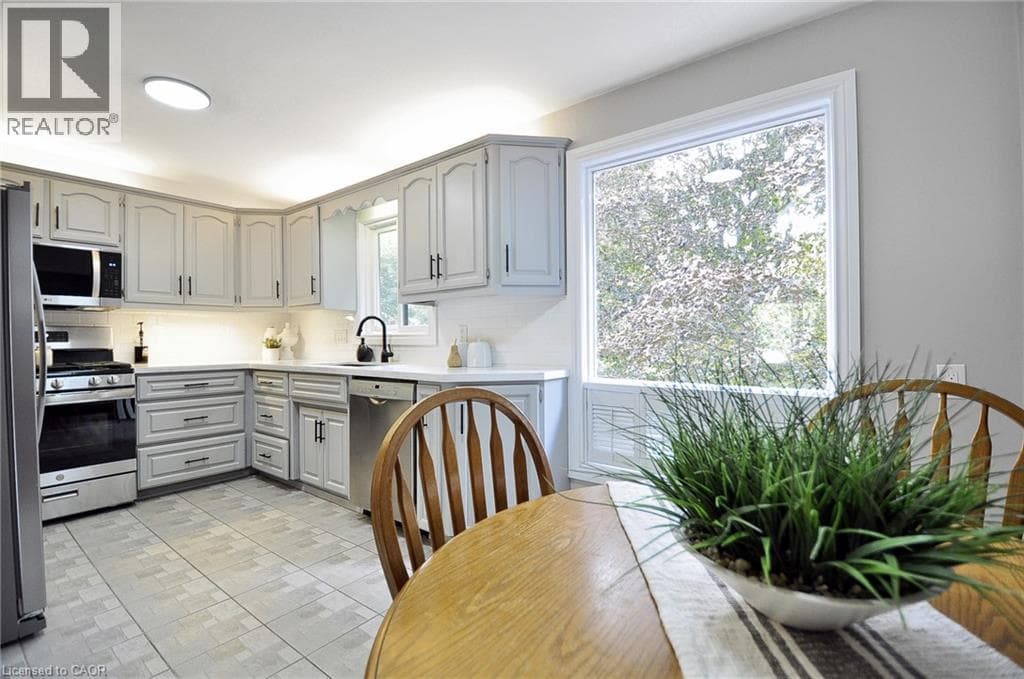 Single Family at 6 CRICKET HOLLOW Place, Kitchener, Ontario - Photo 3 - RE/MAX Garden City Realty