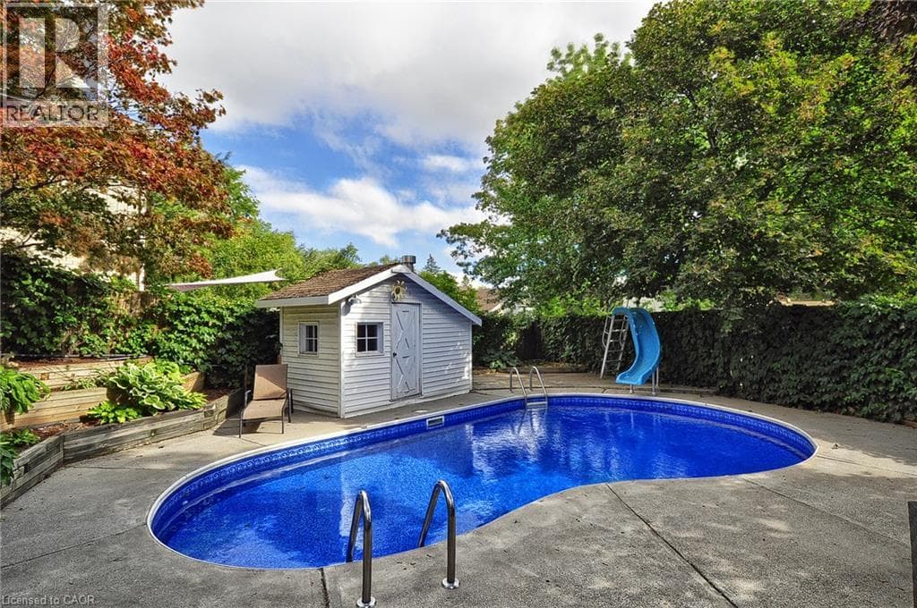 Single Family at 6 CRICKET HOLLOW Place, Kitchener, Ontario - Photo 5 - RE/MAX Garden City Realty